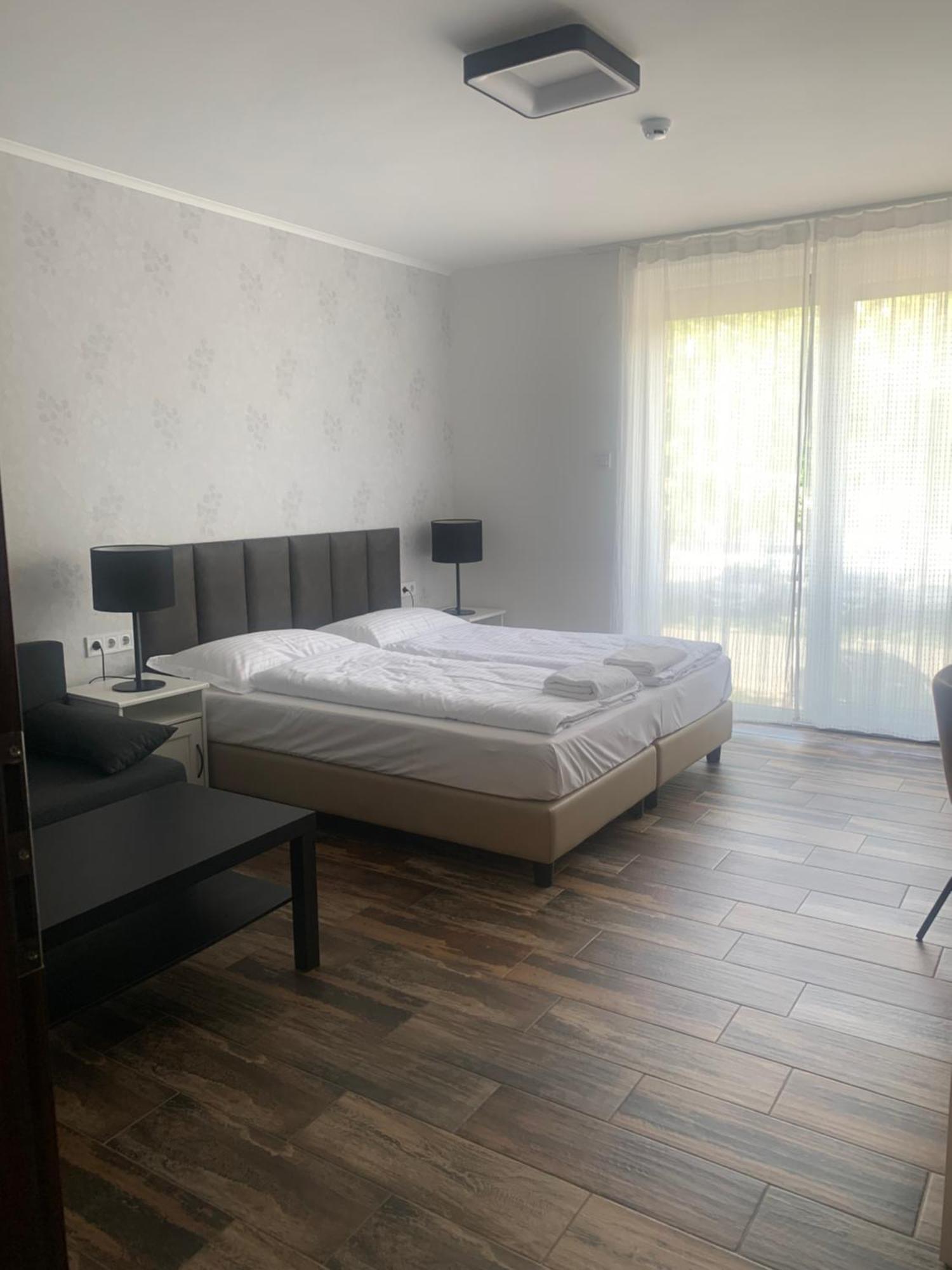City Panzio Balatonlelle Buitenkant foto