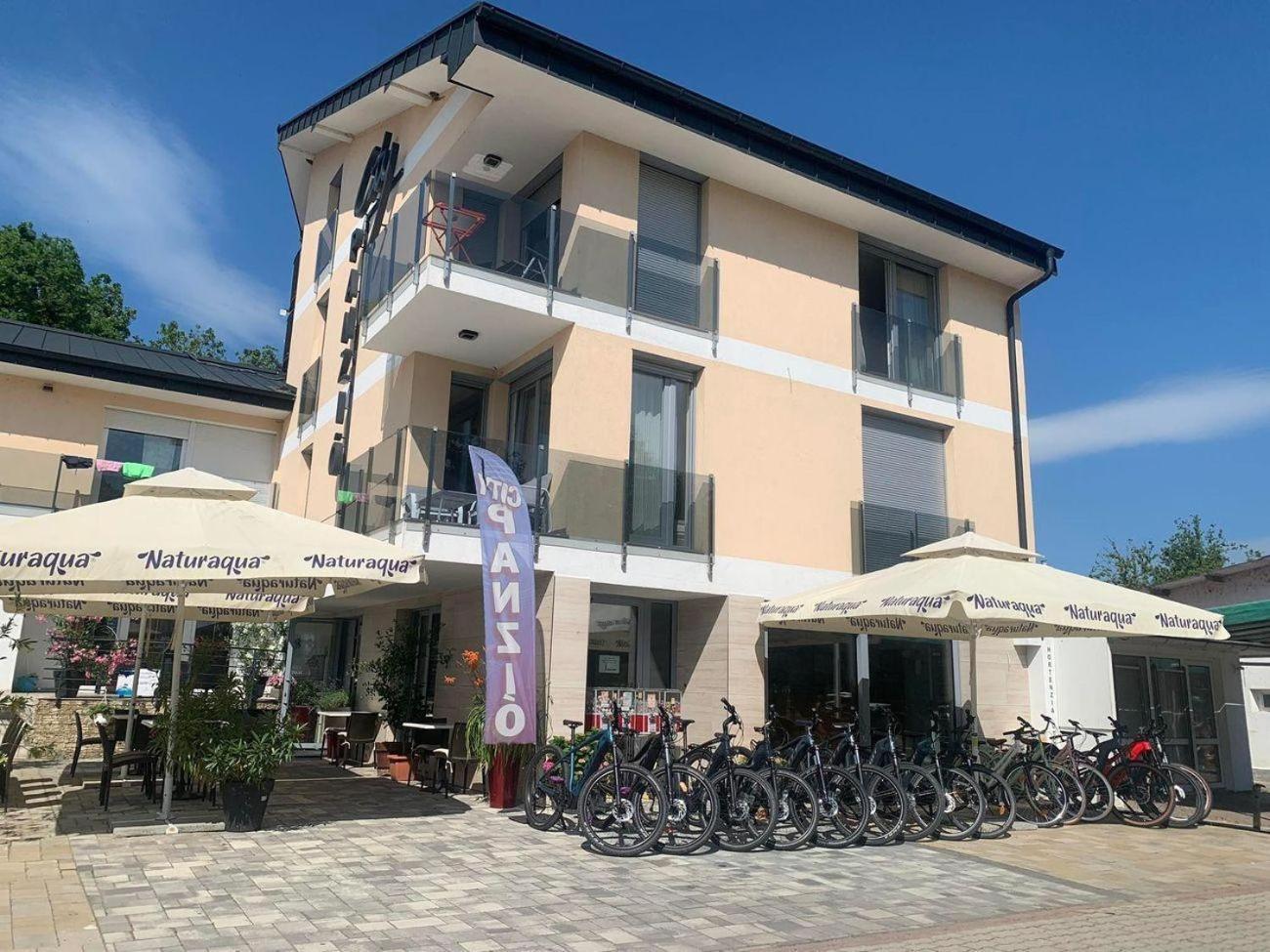 City Panzio Balatonlelle Buitenkant foto