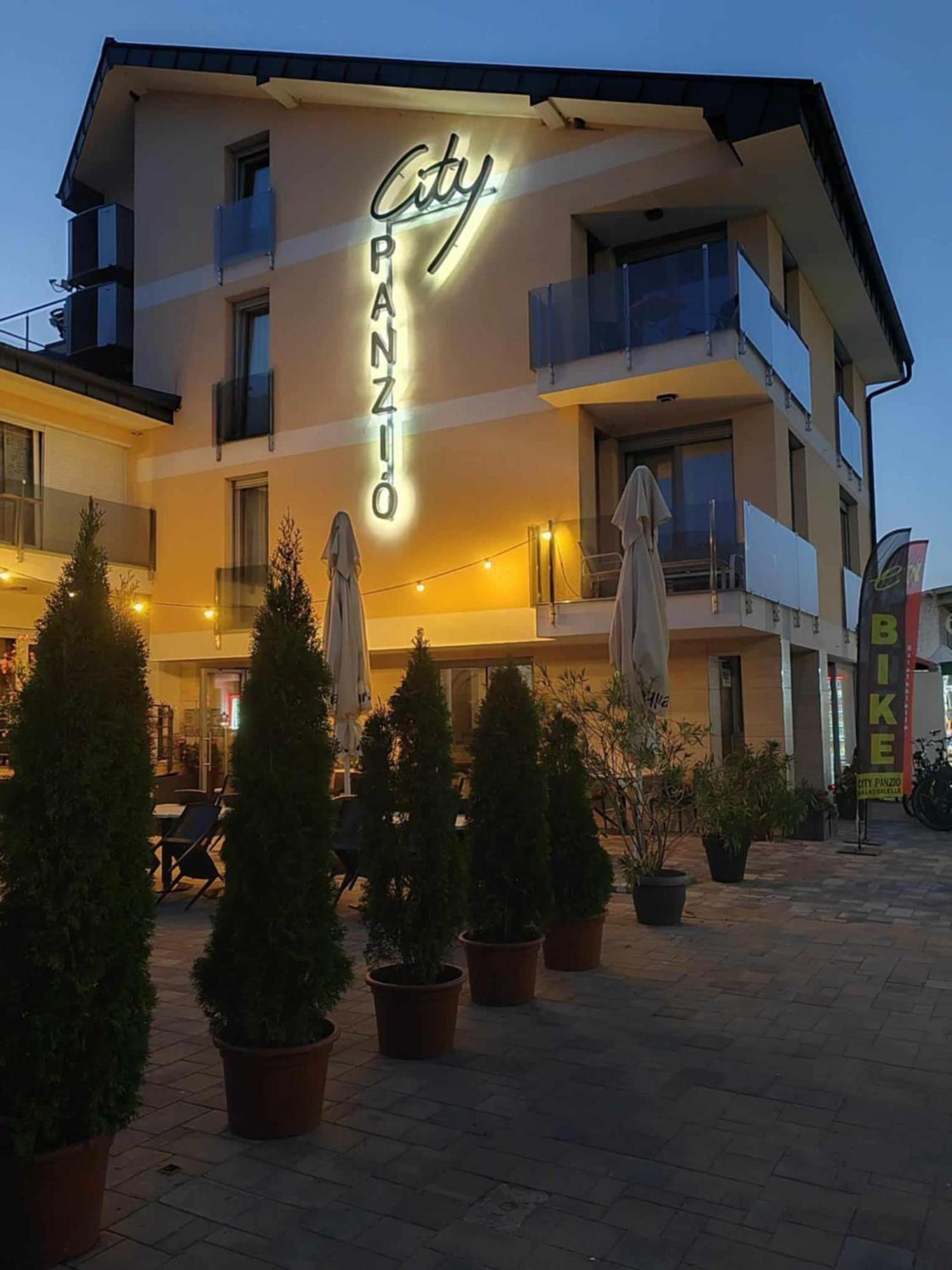 City Panzio Balatonlelle Buitenkant foto